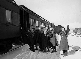 fort_5 Draftees boarding train from Fort Snelling